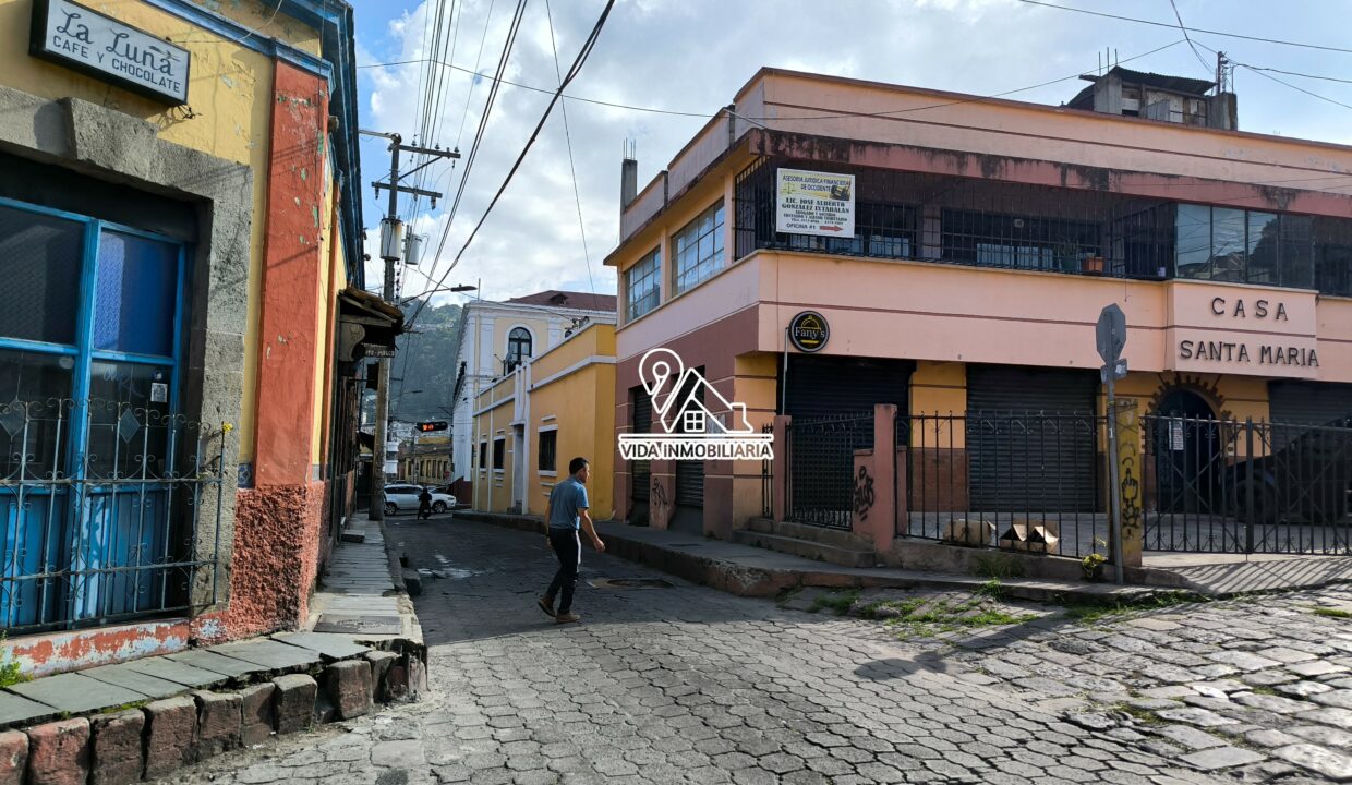 Casa en venta en Xela, cerca del parque central 16